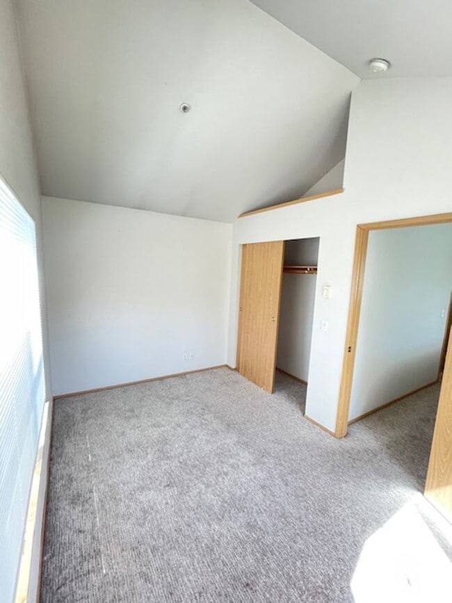 Building Photo - Charming and Spacious 3-Bedroom Townhome w...