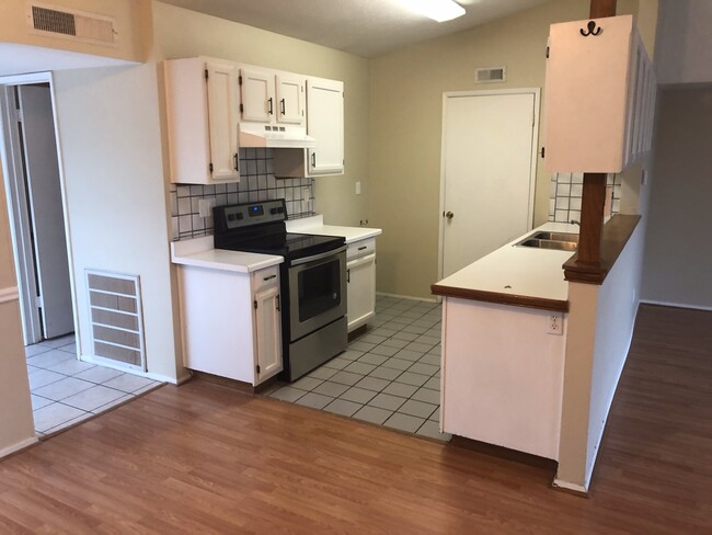 Building Photo - Half Duplex in The Colony!!
