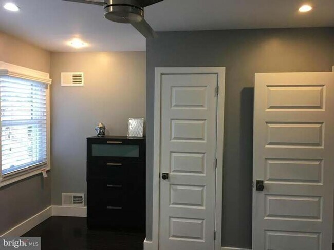Building Photo - Spacious Townhome with Off Street Parking
