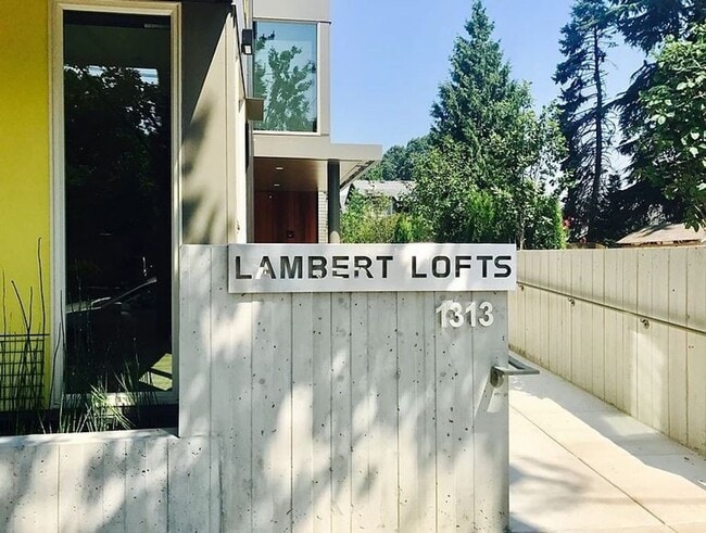 Primary Photo - Sellwood 3rd Floor-Studio w W/D Ready Late...