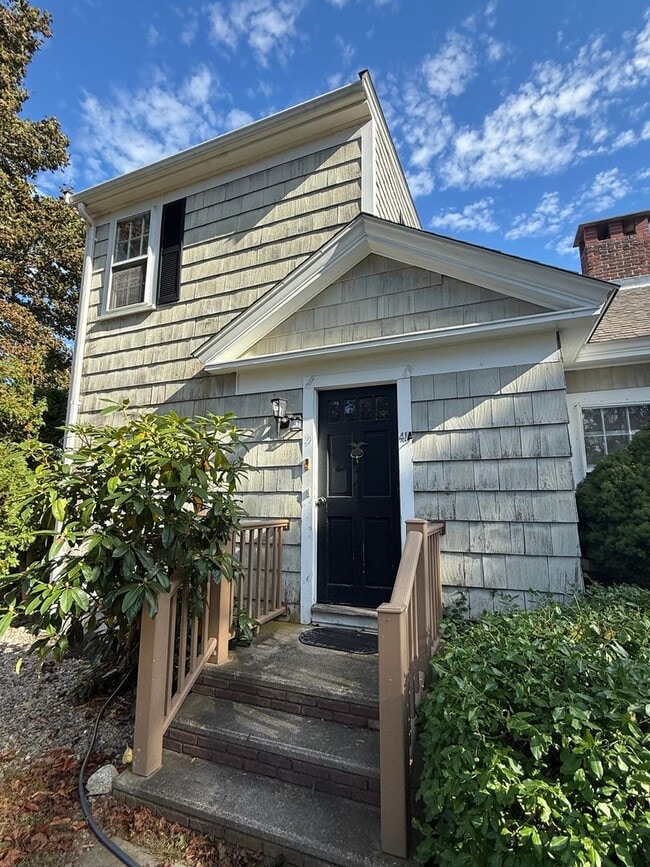 Building Photo - A second floor 1 bed/bath unit, in a multi...