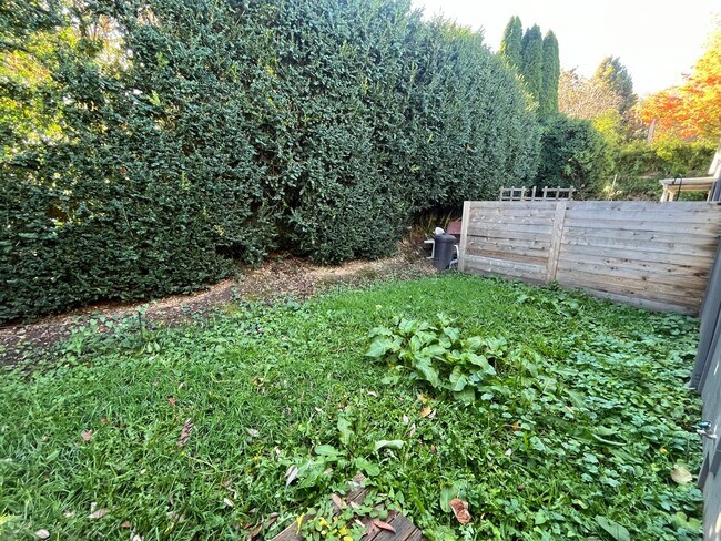 Building Photo - Large 2 BR 1 BA. Tabor/Montavilla!