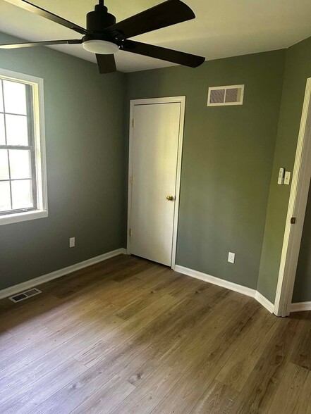 Building Photo - 4904 Fontana St