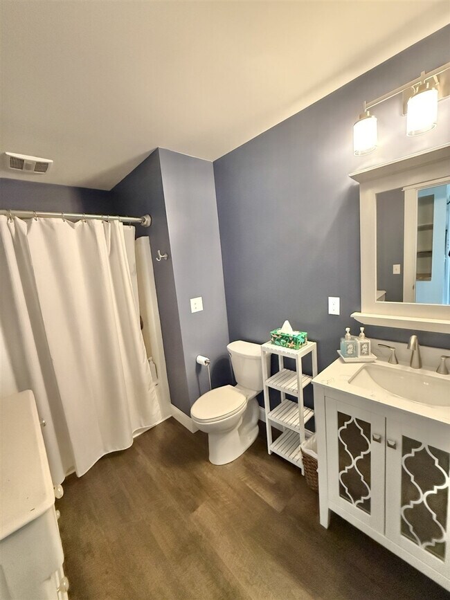 Building Photo - 304 NW River Rd