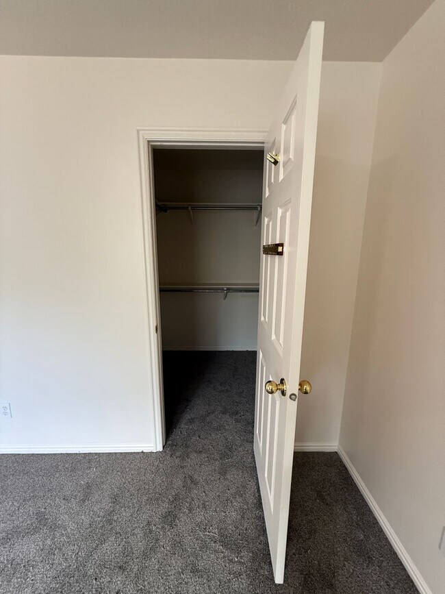 Building Photo - Dual-Living 6-Bed Rambler | 2 Kitchens & 2 Laundry Rooms!