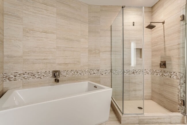 Building Photo - 1BD, 1.5BA Lakehouse Condo on the 6th Floor