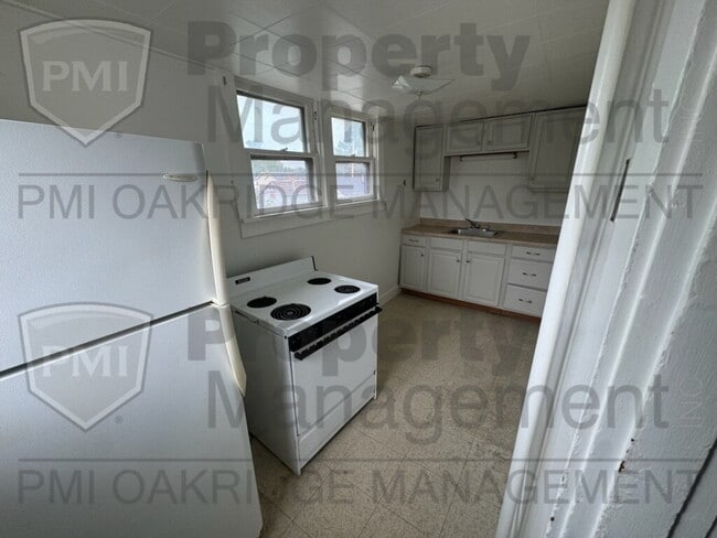 Building Photo - Upper 1 Bedroom 1 Bath Apartment