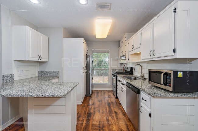 Building Photo - Alluring 3 Bed 2 Bath Home by Medal of Honor Park!