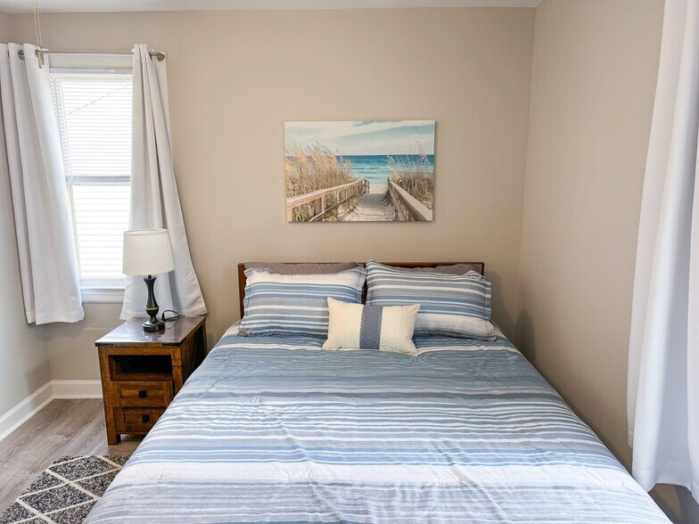 Main Bedroom - Furnished - 309 W Holly Oak Rd