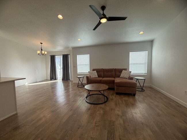 Building Photo - 881 W Sagewood Dr