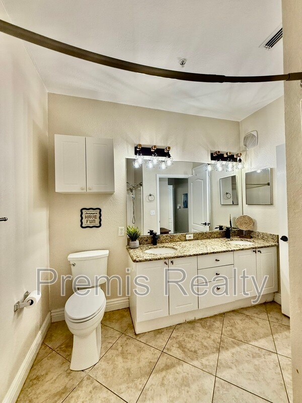 Building Photo - 2715 Via Capri