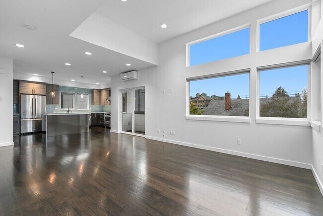 Building Photo - Stunning Modern Air-Conditioned in Coveted...