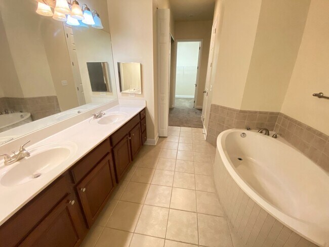 Building Photo - Spacious 3/3.5 Condo with Garage in Fleming Island