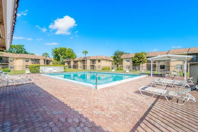 Building Photo - 6736 Palmetto Cir S