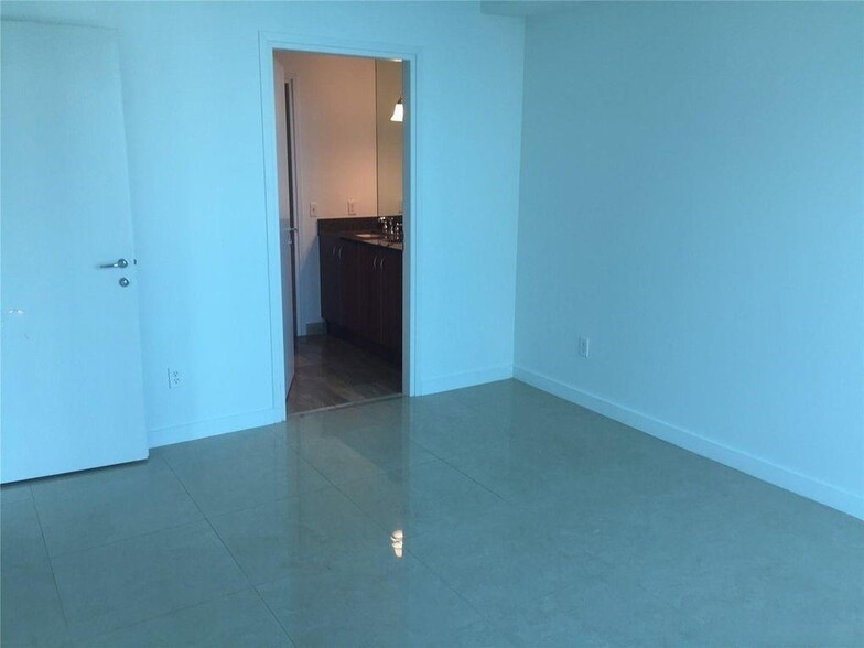 Building Photo - 300 S Biscayne Blvd
