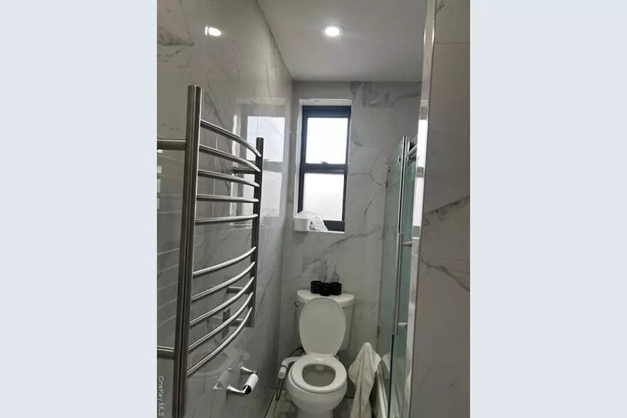 Building Photo - 754 Brady Ave