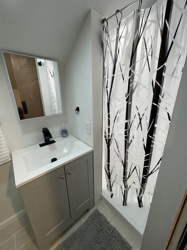 Building Photo - Rooms For Rent