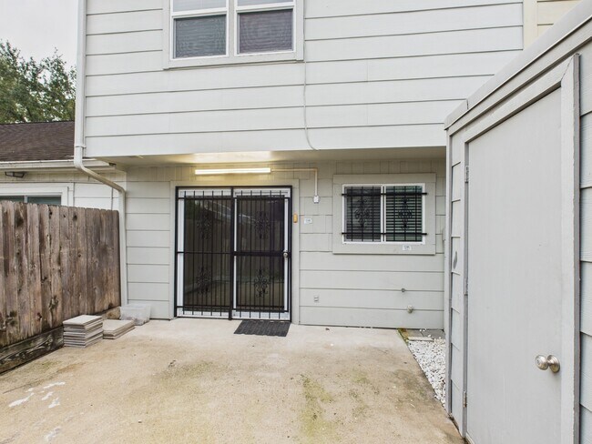 Building Photo - 6416 Bankside Dr