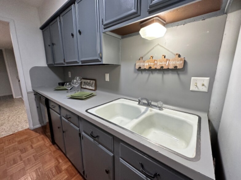 Building Photo - 7418 Meadow Cliff St