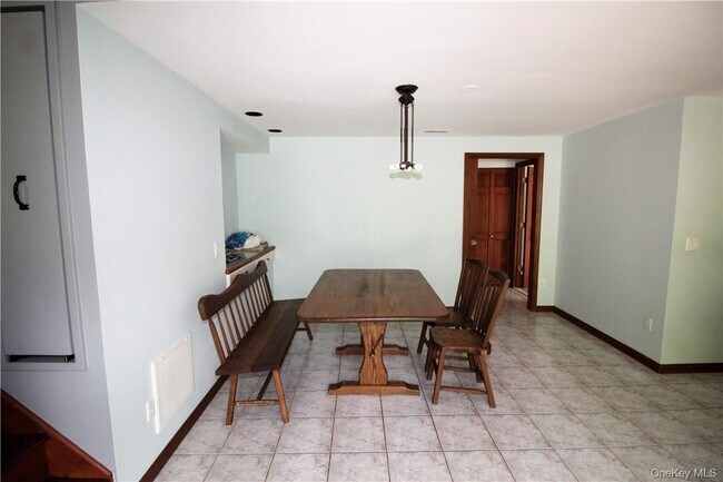 Building Photo - 7 Tamarack Rd