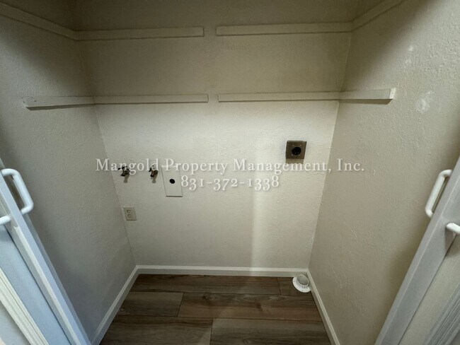 Building Photo - Tanglewood Condominium With Beautiful Bay Views, Fireplace, and Private Deck!!