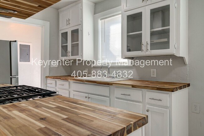 Building Photo - N Gatewood Ave Duplex