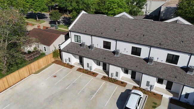 Building Photo - 2209 Paul W Bryant Dr