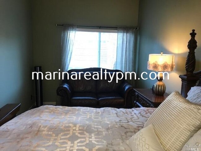 Building Photo - Gorgeous 3 bedroom 2.5 bath 2 story Townho...