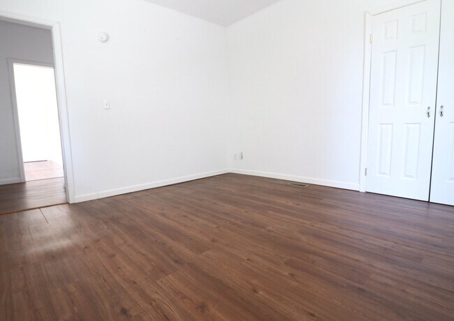 Building Photo - 318 Raymond St