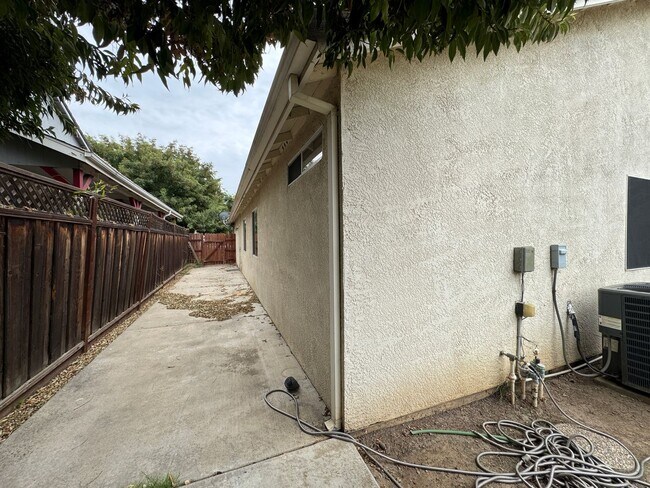 Building Photo - 1919 Gordon Verner Cir