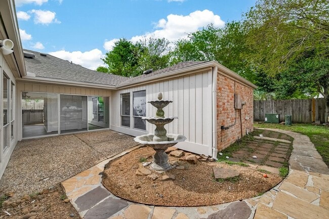 Building Photo - 1007 Apache Falls Dr