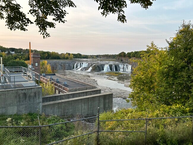 Building Photo - 2 School St