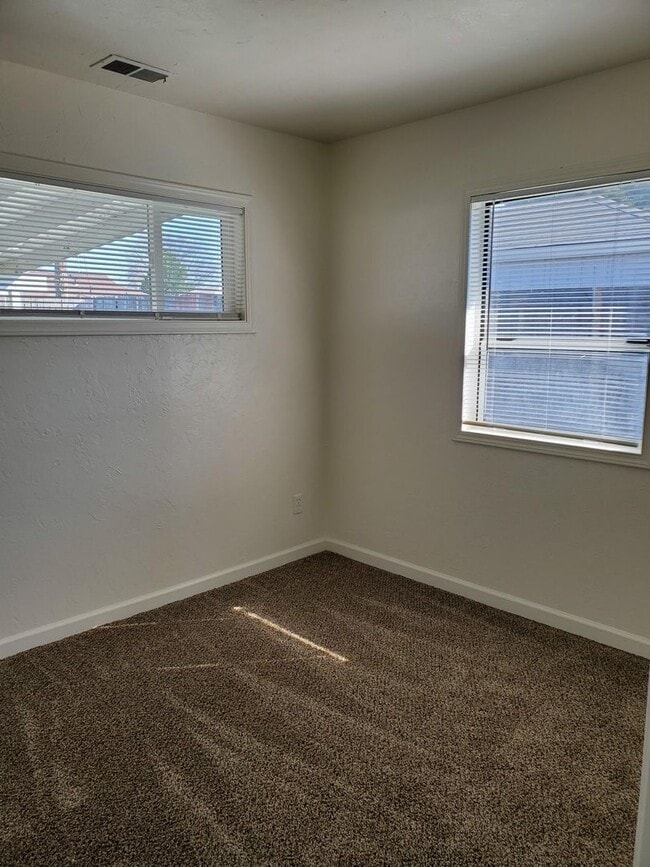 Building Photo - Three bedroom home close to schools and do...