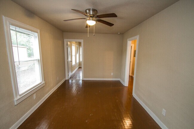 Building Photo - 932 Poinsettia St