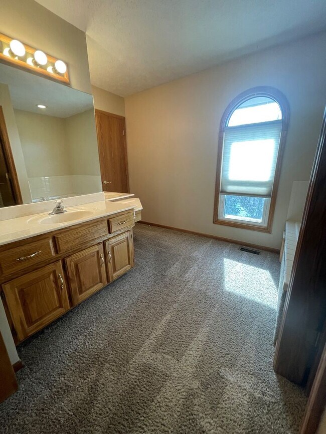 Building Photo - Bellevue Home for Rent