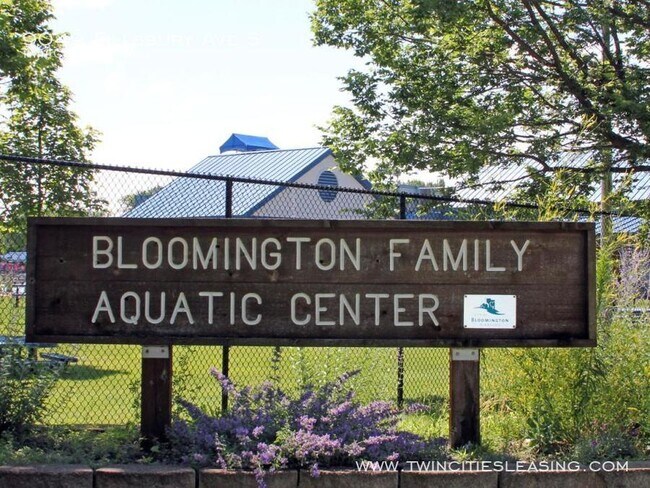 Building Photo - 3 Bedrooms Top Level w/ Full Bath - 2 Car ...