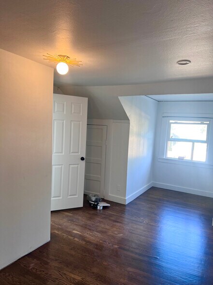 Building Photo - 315 NE 66th Ave