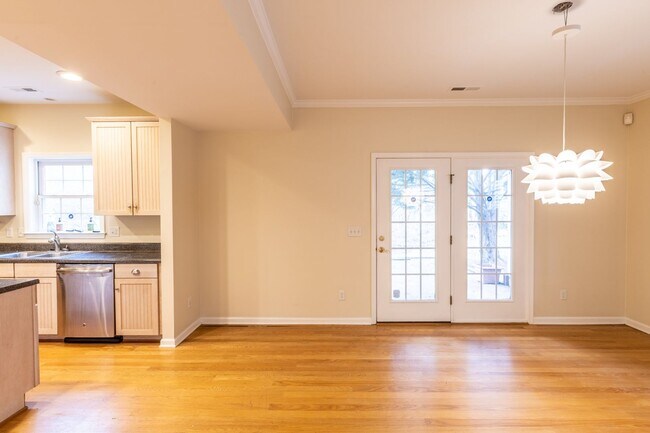 Building Photo - Single Family Home Minutes to DTWN/UVA Area
