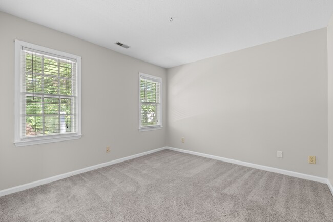 Building Photo - 4505 Aviemore Crescent