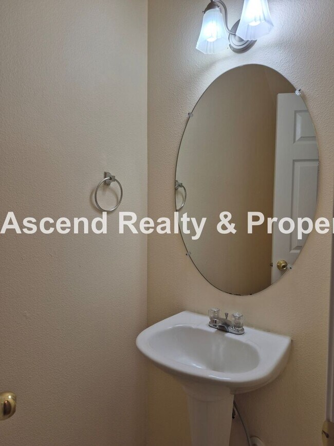 Building Photo - Beaverton Convenience with Central AC & Attached Garage  Minutes to MAX, Costco, Nike & Parks 1 o...