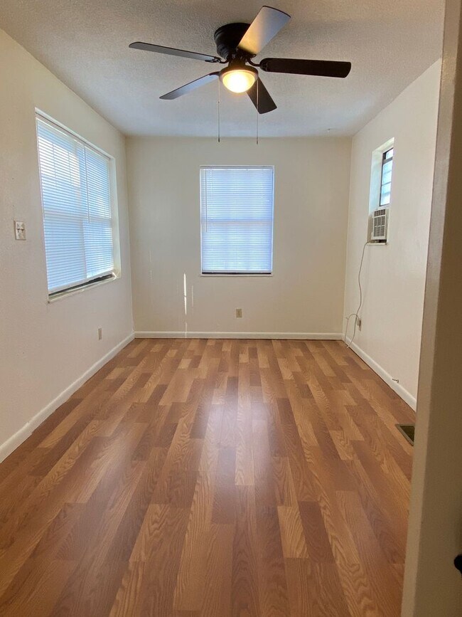 Building Photo - 912 -914 N Church St