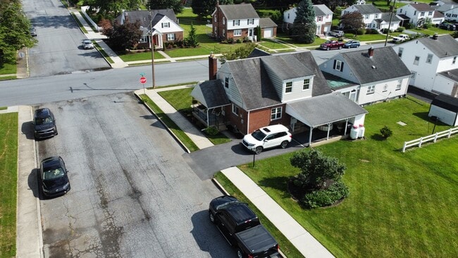 Building Photo - 701 W Oak St