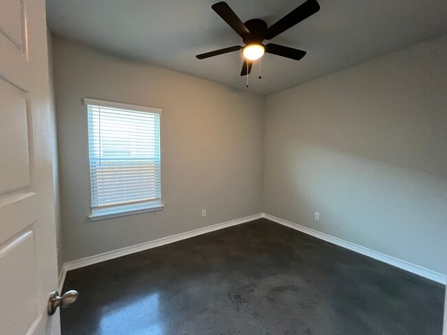 Building Photo - 926 Country Club Dr