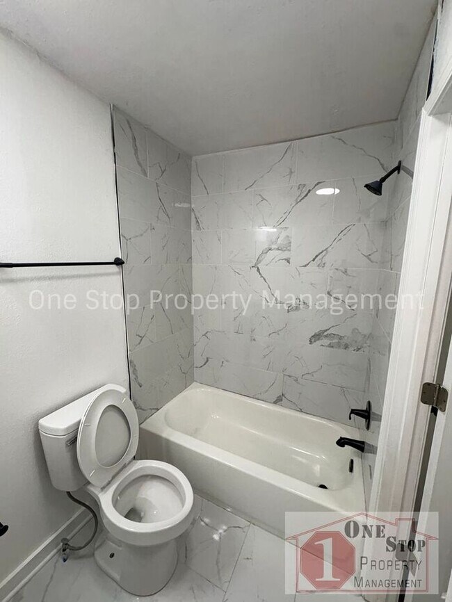 Building Photo - Beautiful 3 Bedroom 2 Bathroom in Kansas City!