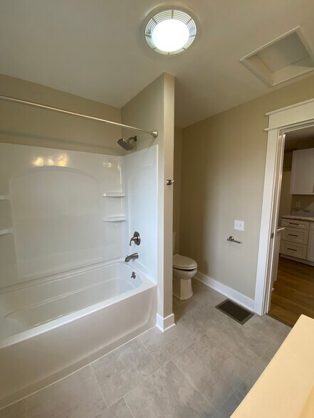 Building Photo - 642 Perrin Ave