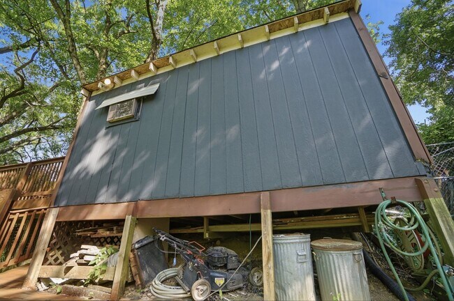 Building Photo - Three Bedroom Home with Great Outdoor Entertainment Space!