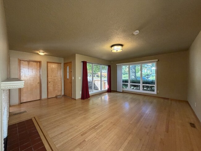 Building Photo - 5220 SE 33rd Pl