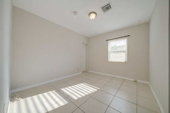 Building Photo - 917 NE 164th St