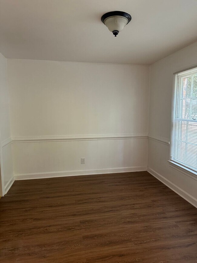 Building Photo - 2800 Carriage Dr