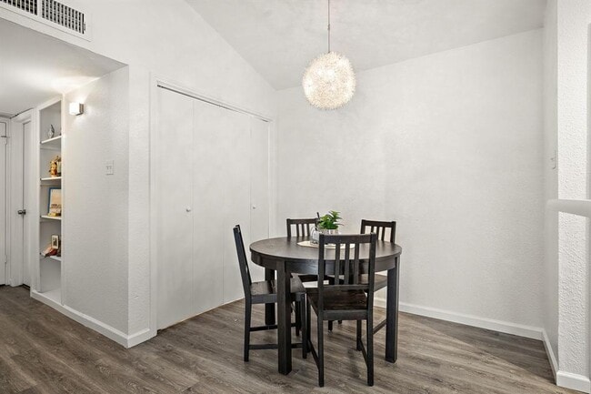 Building Photo - 1601 Faro Dr